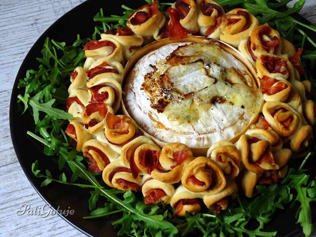 Zapiekany camembert ze skrętkami drożdżowymi Zapiekany camembert ze skrętkami drożdżowymi