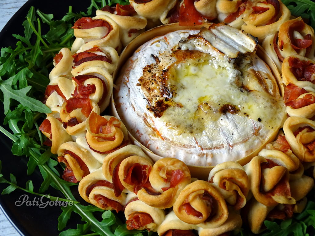 Zapiekany camembert ze skrętkami drożdżowymi Zapiekany camembert ze skrętkami drożdżowymi