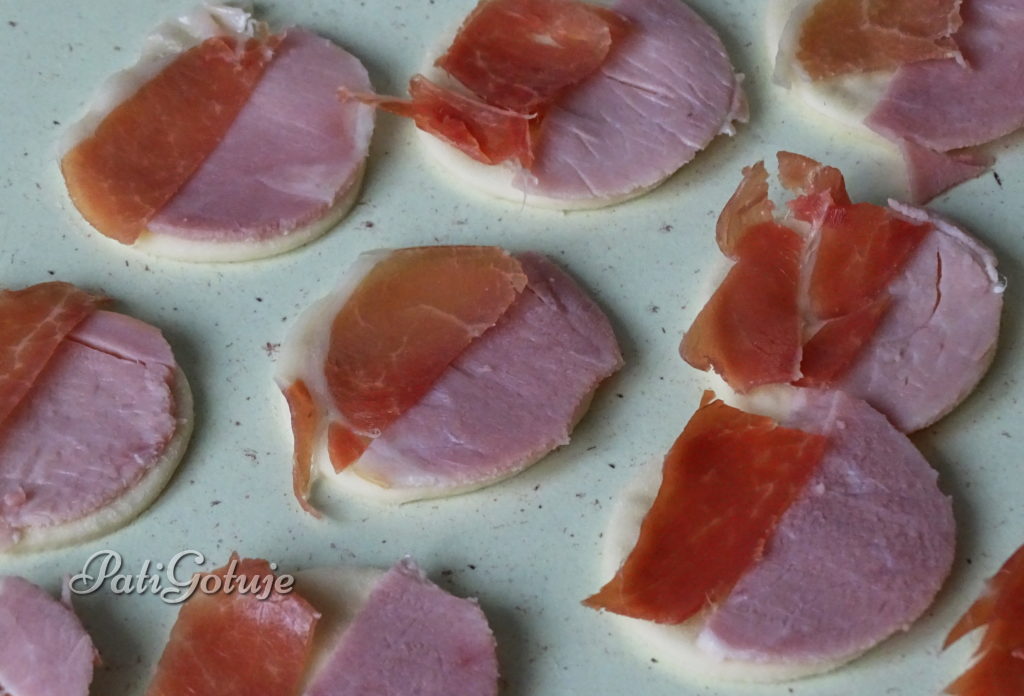 Zapiekany camembert ze skrętkami drożdżowymi Zapiekany camembert ze skrętkami drożdżowymi