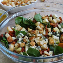 Sałatka ze szpinakiem, boczkiem i serem pleśniowym